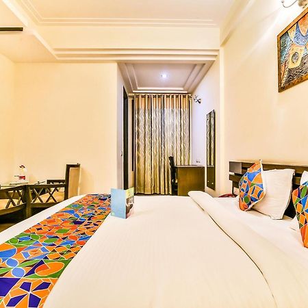 Fabhotel Oasis Dlf Phase 3 Ґурґаон Екстер'єр фото