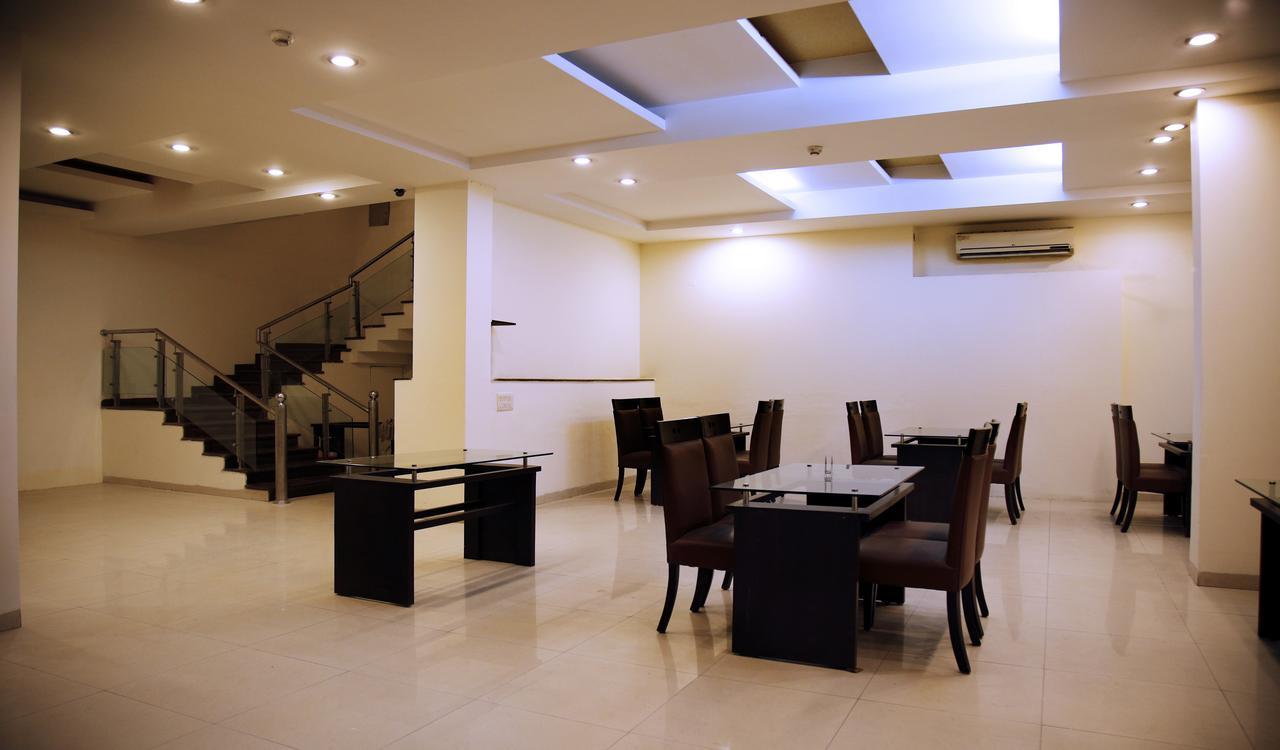 Fabhotel Oasis Dlf Phase 3 Ґурґаон Екстер'єр фото